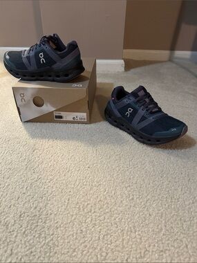 On Cloud Go Running Shoes size 6